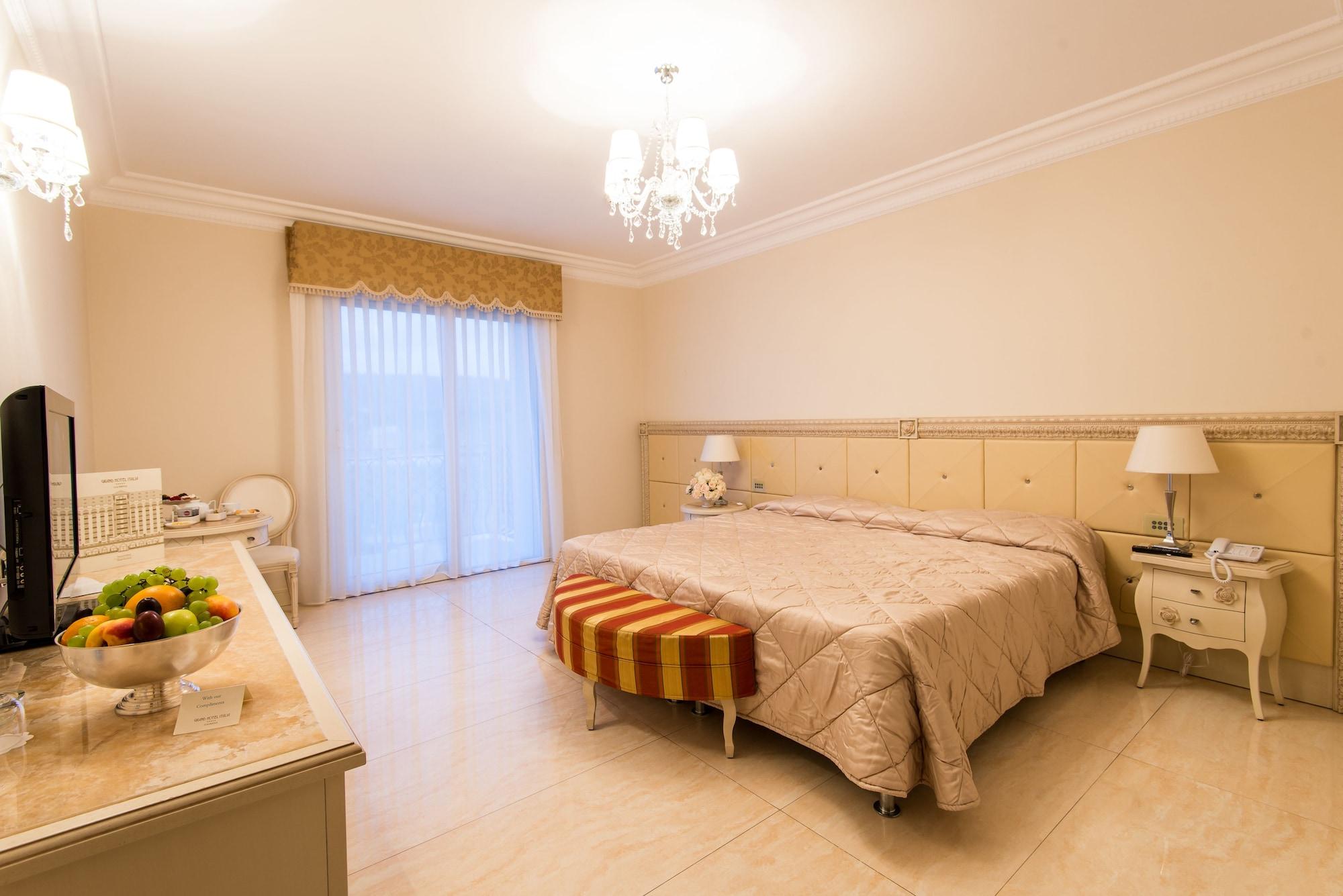 Grand Hotel Italia Cluj-Napoca Exterior foto A bedroom