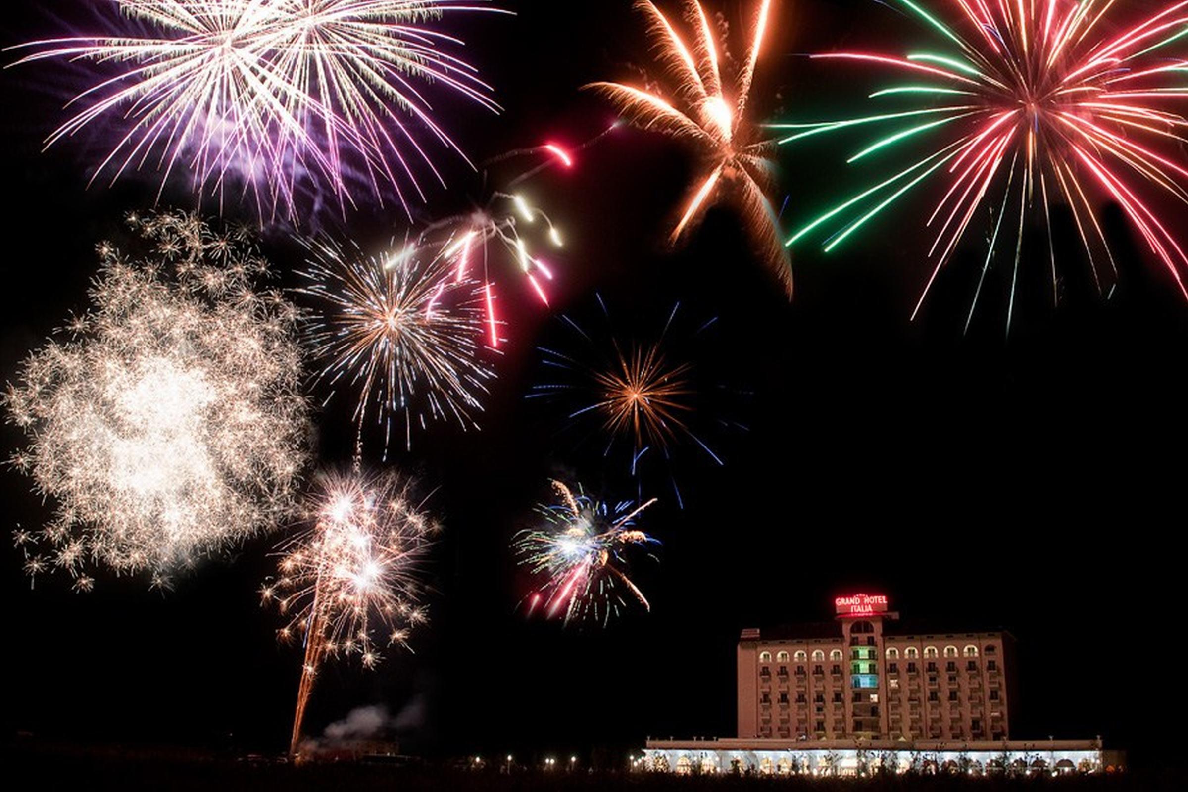 Grand Hotel Italia Cluj-Napoca Exterior foto Fireworks at the 2007 festival