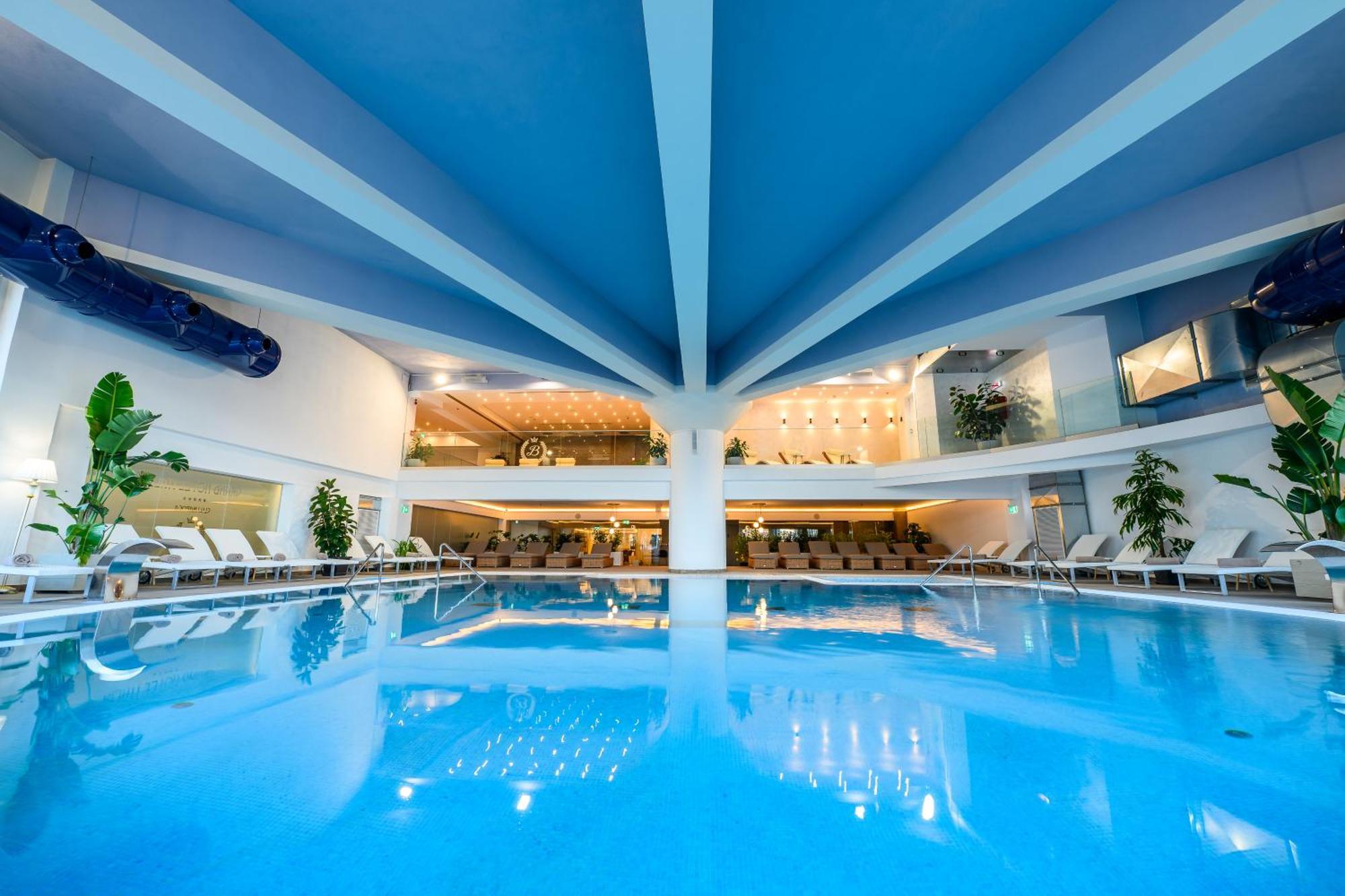 Grand Hotel Italia Cluj-Napoca Exterior foto The swimming pool at the hotel